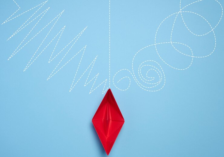 Foto um barco de papel vermelho fica na frente de diferentes caminhos o conceito de encontrar a vista superior da rota ideal