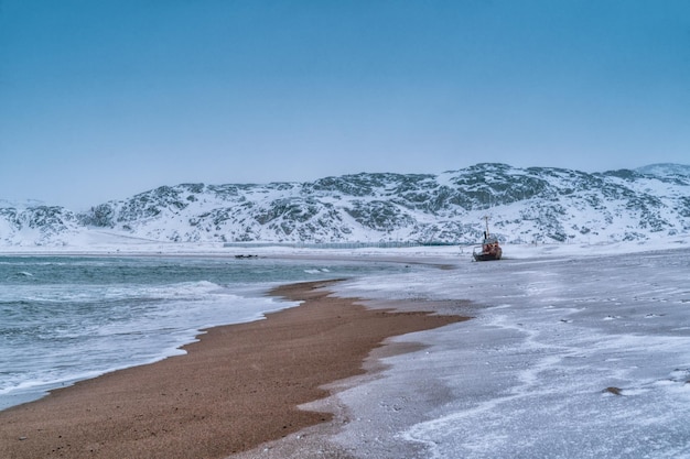 Um barco de pesca afundado na costa do Mar de Barents, na região ártica de Teriberka, na região de Murmansk, na Rússia.