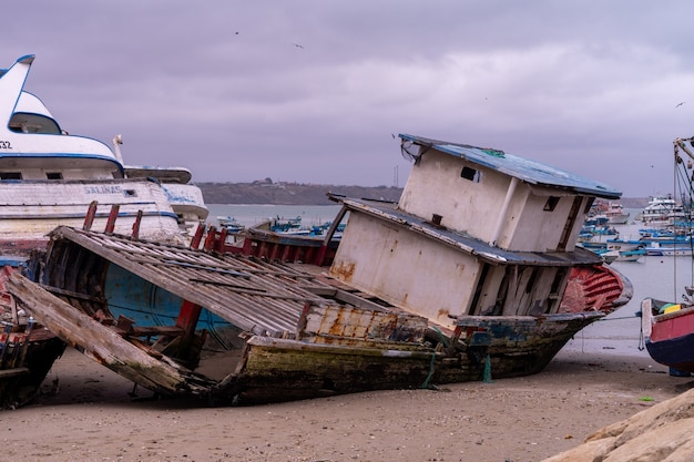 Um barco muito antigo na areia