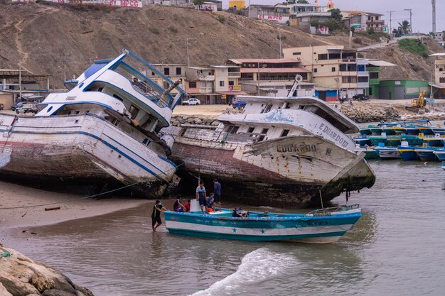 Um barco muito antigo na areia