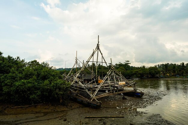 Um barco na água com a palavra pescando