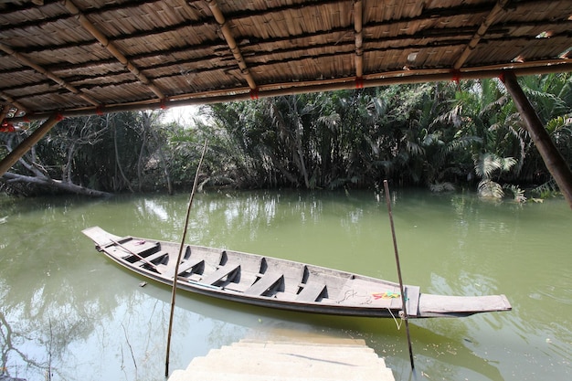 Foto um barco na água com a palavra selva