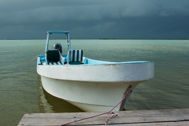 Um barco na água