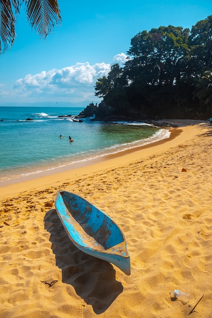 Um barco na praia paradisíaca cocalito em punta de sal, tela. honduras