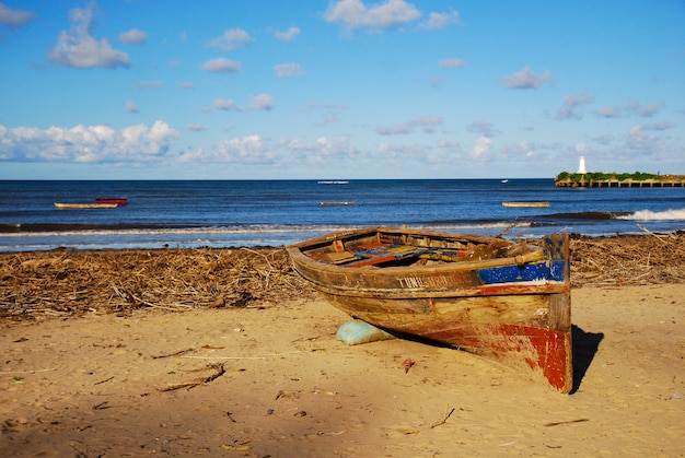 Um barco na praia