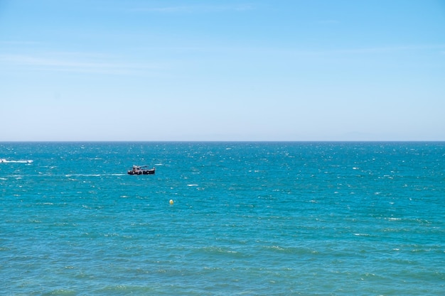 Um barco navegando no mar mediterrâneo