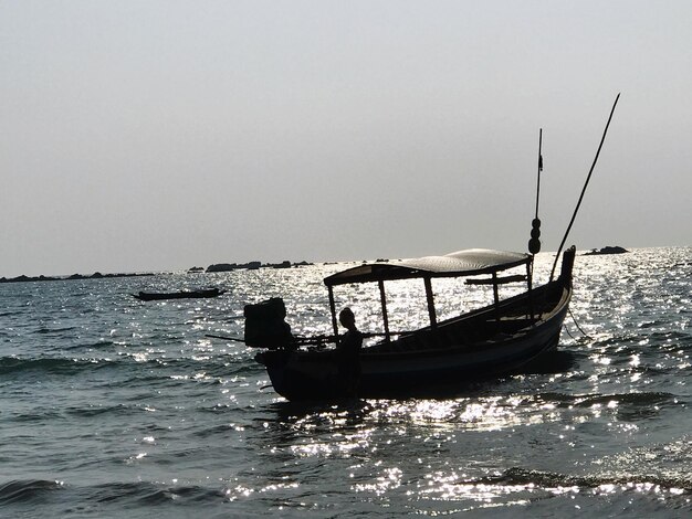 Um barco no mar contra um céu limpo