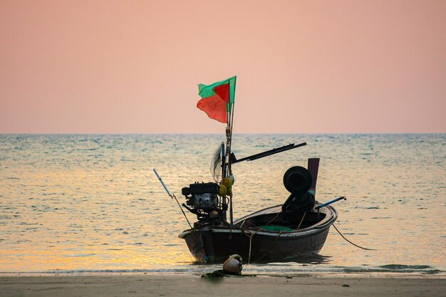 Um barco no mar contra um céu limpo