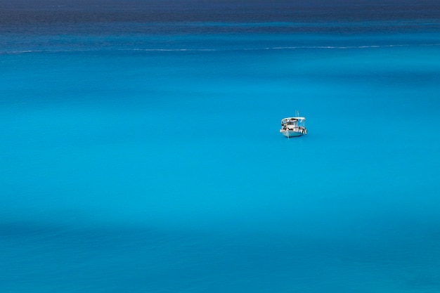 Um barco no mar Passeio de barco relax