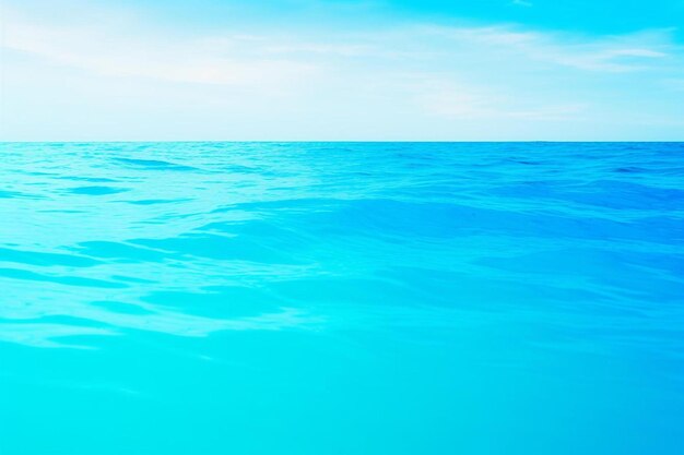 Um barco no oceano num céu azul