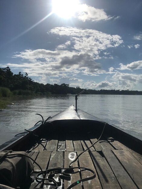 Foto um barco no rio