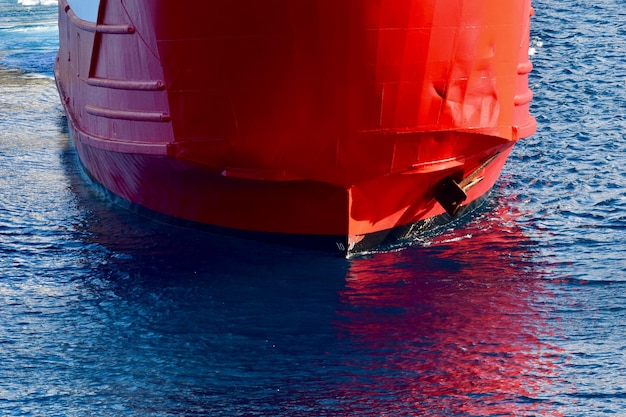 Um barco vermelho a navegar no mar