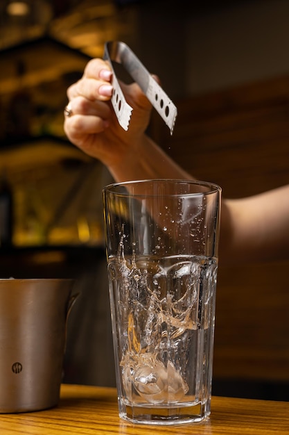 Um barman prepara um coquetel no bar do restaurante