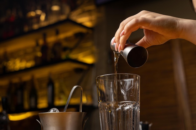 Um barman prepara um coquetel no bar do restaurante