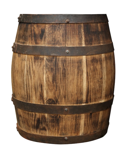 Um barril de madeira com aros de metal isolados em branco