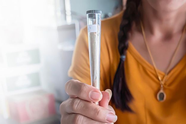 Um baseado um cigarro com maconha em uma embalagem plástica permitia o fumo e a venda de maconha