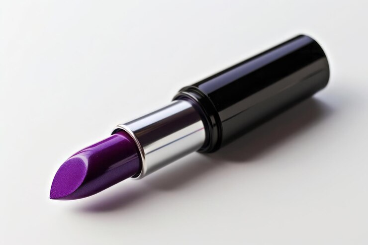 Foto um batom roxo brilhante com um design moderno elegante isolado em um fundo branco