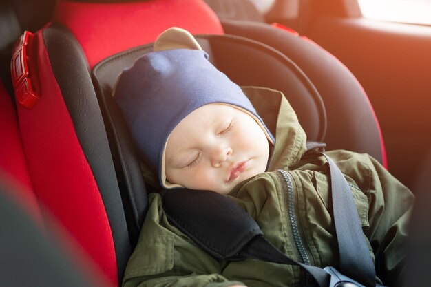 Foto um bebé bonito a dormir no carro.