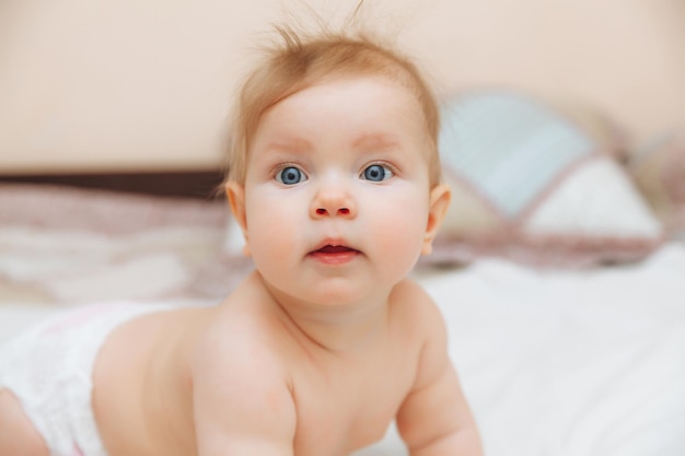 Um bebê engraçado engatinhando no berçário em casa o bebê tem 6 meses aprendendo a engatinhar