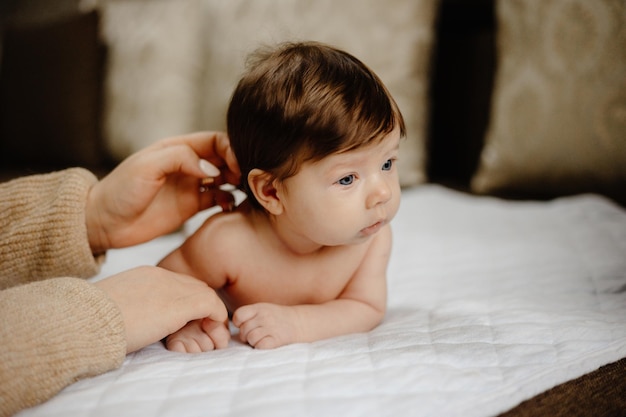 Um bebê está sendo examinado por uma mãe