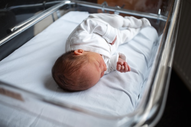 Um bebê recém-nascido está no hospital