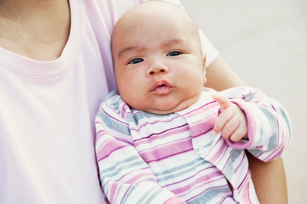 Foto um bebê recém-nascido nos braços de sua mãe