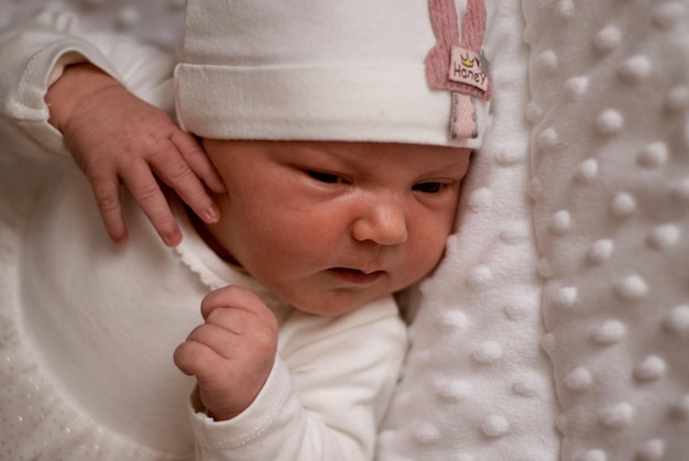 um bebê recém-nascido uma garotinha mente menina casa casa foto criança fundo marrom