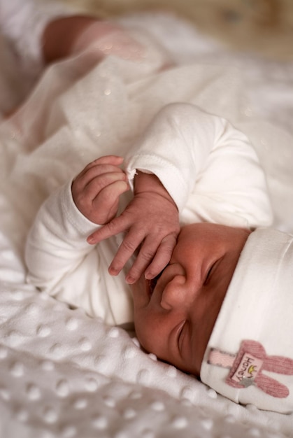 um bebê recém-nascido uma garotinha mente menina casa casa foto criança fundo marrom