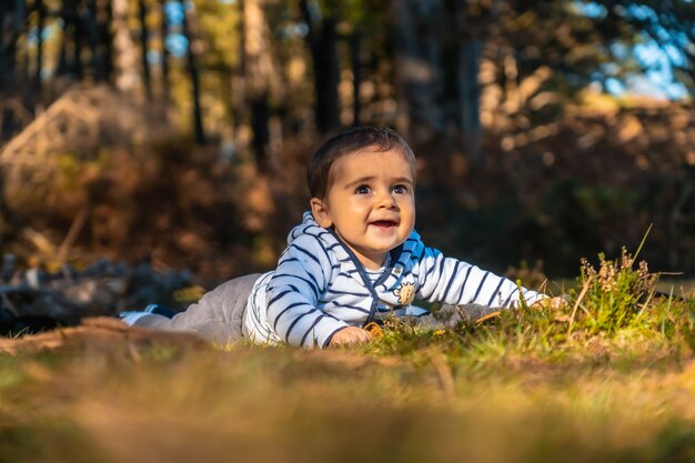 Um bebê se divertindo no parque natural Artikutza em uma tarde de outono, Gipuzkoa. país Basco