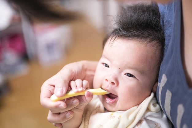 Um bebê sendo alimentado com uma colher