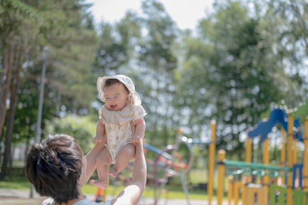 Um bebê sendo levantado no ar