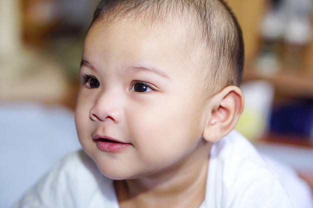 Um bebezinho asiático está sorrindo alegremente O conceito de amor adorável adorável e bonito