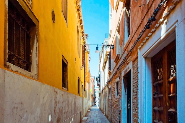 Um beco entre edifícios contra o céu