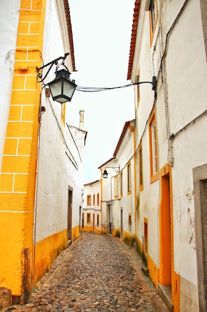 Foto um beco estreito entre as casas da cidade.