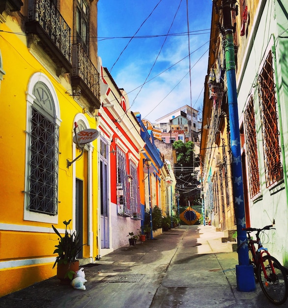 Um beco estreito na cidade.