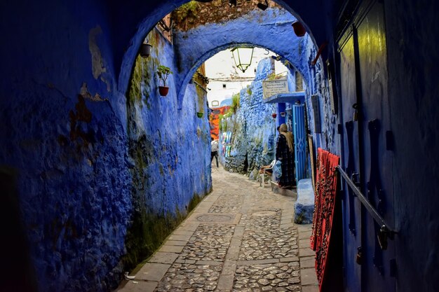 Um beco estreito no meio de edifícios na cidade