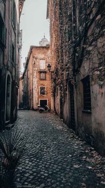 Foto um beco estreito no meio de edifícios na cidade