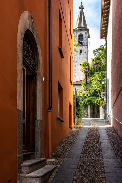 Um beco no centro histórico de Locarno com o sino da torre da igreja de S Maria Assunta, Suíça