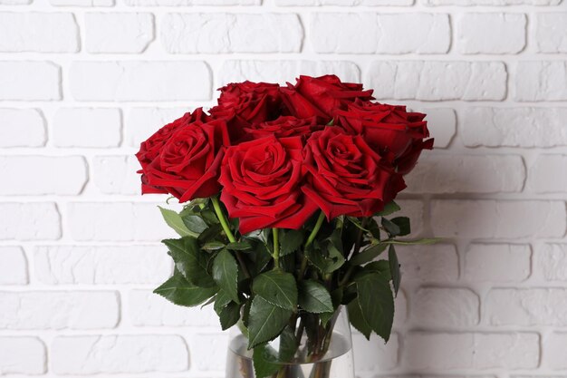Foto um belo bouquet de rosas vermelhas.
