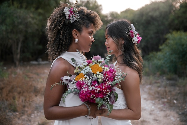 Um belo casal de lésbicas a celebrar o dia do casamento ao ar livre.