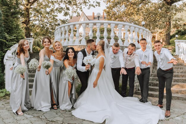 Foto um belo casal em um casamento com amigos em uma bela localização encenada foto