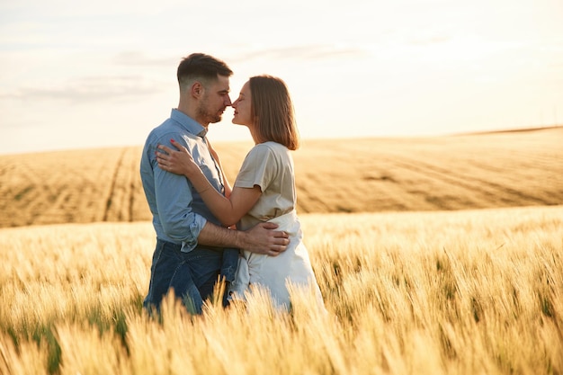Um belo casal está juntos no campo agrícola.