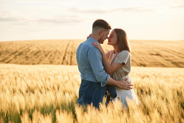 Um belo casal está juntos no campo agrícola.