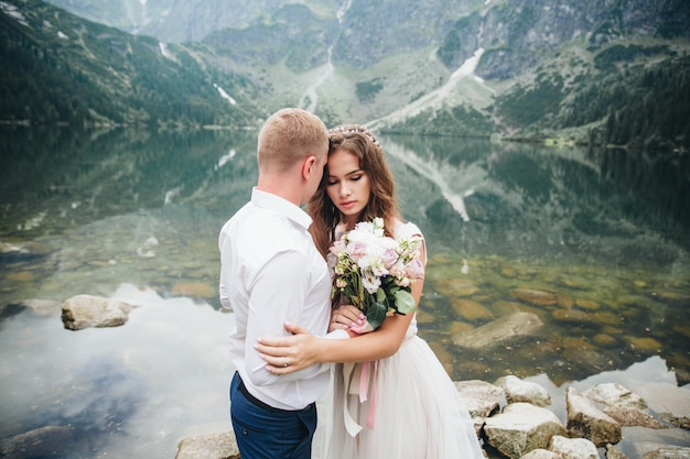 Um belo casal jovem no lago nas montanhas Tatra na Polônia Morskie Oko