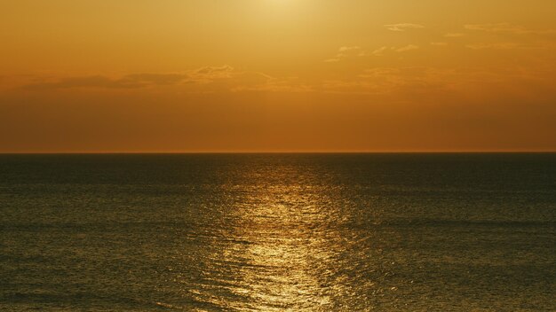 Um belo dia no mar ou no oceano Detalhe de uma luz solar refletida no mar brilhante em tempo real