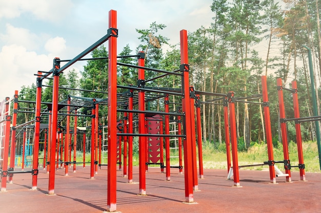 Um belo e moderno equipamento de fitness ao ar livre. ginásio no recinto desportivo. fechar-se