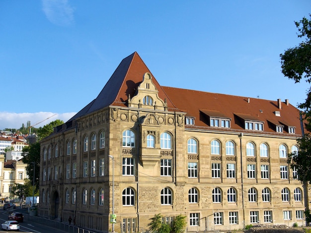 um belo edifício com telhado marrom em Stuttgart contra um céu azul claro