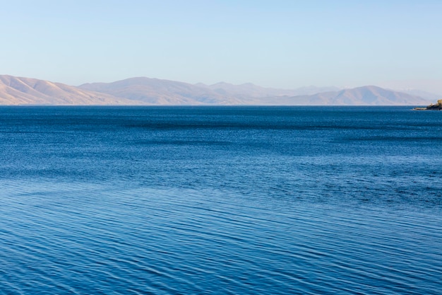 Um belo lago azul Sevan Armênia