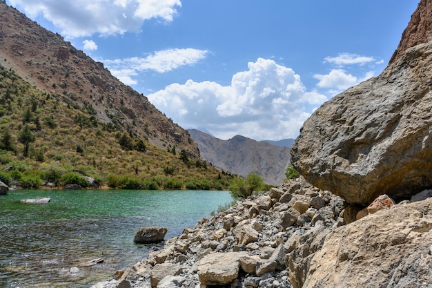 Foto um belo lago nas montanhas do tajiquistão