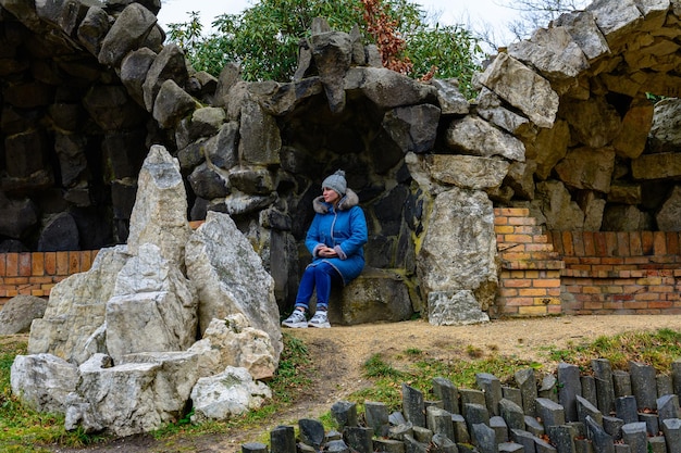 Um belo monumento na forma de uma caverna de pedra na fronteira da Alemanha e da Polônia chamado céu